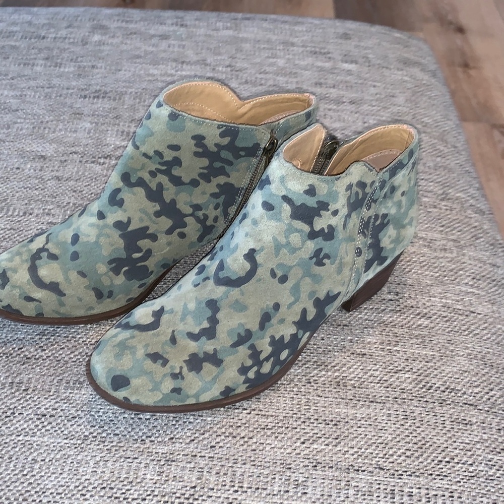 LUCKY Brand Barstyn Camouflage Leather Ankle Boots, Olive Size 7 STORE DISPLAY